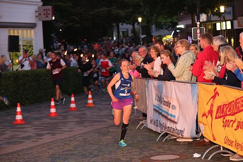 Strahlende Erste: Stephanie Strate ist im Ziel. Foto: Andre Schneider - © Andre Schneider