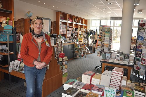 Buchhändlerin Susanne Lechtermann ist weiterhin für ihre Kunden vor Ort. Das persönliche Gespräch wird jedoch durch ein beratendes Telefonat ersetzt. Foto: Sonja Faulhaber - © Sonja Faulhaber