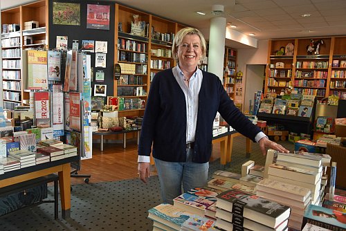 Buchhändlerin Susanne Lechtermann bedauert vor allem, dass der Weihnachtsmarkt und der damit verbundene verkaufsoffene Sonntag ausfallen. - © Birgit Nolte