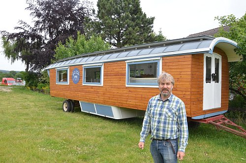 Bernd Grewe vor dem Zirkuswagen, der vorerst noch auf seinen Einsatz warten muss. - © Andreas Großpietsch