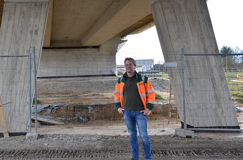 Hat die Brücken im Blick: Diplomingenieur Jens Grove von Straßen.NRW. Hier steht er unter dem Bauwerk Stockkämper Straße. - © Foto: Andreas Großpietsch