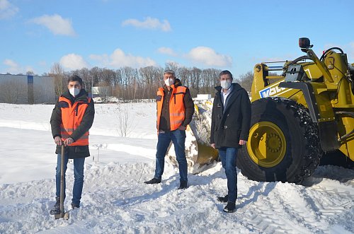 WLS-Juniorchef Jannik Leimkuhl (von links), Seniorchef Thomas Leimkuhl und der Oetker-Firmenmanager Ralf Bonhaus setzen einen symbolischen Spatenstich. An der Michaelisstraße in Brockhagen entsteht demnächst ein neues Hochregallager, in dem Müsli- und Backwarenprodukte des Weltkonzerns zwischengelagert werden. - © Ekkehard Hufendiek