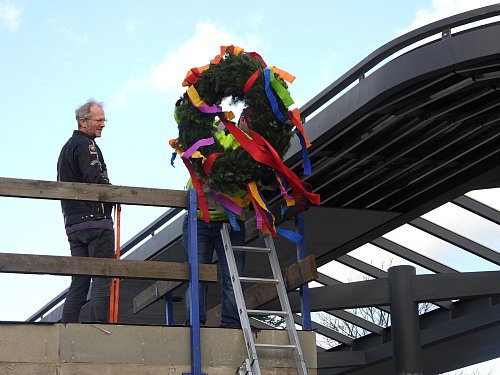 Richard Rohlfing brachte den Richtkranz am Dach der Mobilstation an. Schnapsgläser wurden mit Rücksicht auf die vielen Besucher bereits am Boden zerdeppert. - © Anke Schneider, HK