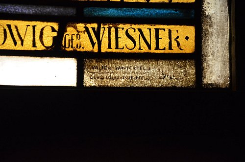 Detail mit Signatur: Aus dem Weihnachtsfenster der Borgholzhausener Kirche. - © Foto: Andreas Großpietsch