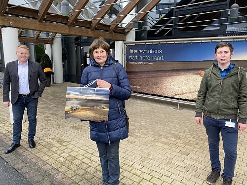 Claas-Ausbildungsleiter Viktor Esau (l.). Maria Abeck-Brandes und Nisthilfenbauer Sebastian Bernitt betonen die für beide Seiten nützliche Kooperation zwischen Umweltschützern und Konzern. - © Burkhard Hoeltzenbein