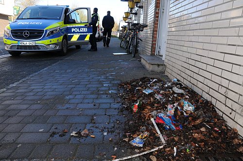 Unrat in einem Kellerschacht war offenbar Auslöser des Brandes. Für die Zeit des Einsatzes sperrte die Polizei die Kreuzung. - © Tasja Klusmeyer, HK