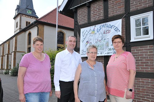 Laden ein zum Gemeindegeburtstag: Monika Tuxhorn (von links), Pfarrer André Heinrich, Sigrid Fleming und Maren Gerling bereiten das Fest vor. - © Frank Jasper