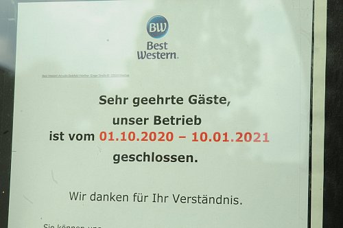 Dieser Aushang informiert an der Eingangstür über die vorübergehende Schließung des Hotels. - © Heiko Kaiser