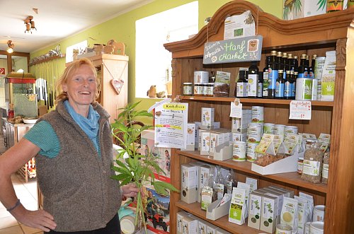 Annette Kamphues ist Ernährungsberaterin und setzt auf das Potenzial von Hanf als Superfood. - © Andreas Großpietsch