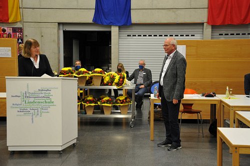 Wolfgang Bölling erhielt als dienstältestes ausscheidendes Ratsmitglied ein besonderes Dankeschön. Er zieht sich nach 41 Jahren zurück. - © Uwe Pollmeier