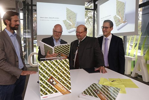 Ideenschmiede: Projektleiter Tomislav Novoselac (v. l.), Christian Ludewig (Verlags Delius Klasing), Gesellschafter Volker Claas und Thomas Grawe (Claas-Greenhouse) stellen das neue Imagebuch vor. - © Burkhard Hoeltzenbein