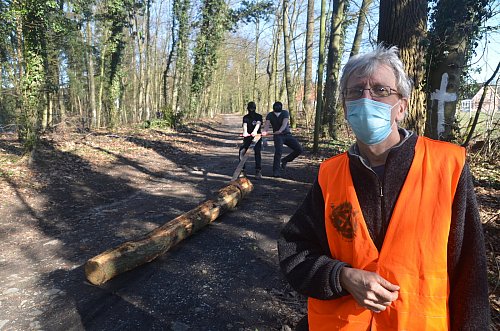 Dr. Thomas Müller-Schwefe, ein pensionierter Hausarzt aus Borgholzhausen, trat als Sprachrohr der Extinction Rebellion-Gruppe auf. Die Mitglieder wollen die Baumfällung verhindern, die für die Erweiterung der Firma Storck geplant ist. - © Ekkehard Hufendiek