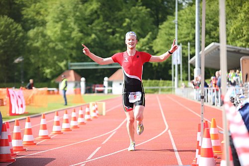 Zweiter: Dennoch überquerte der früh gestartete Eric Cramer als Erster die Ziellinie im Kurt-Nagel-Parkstadion. - © Andre Schneider