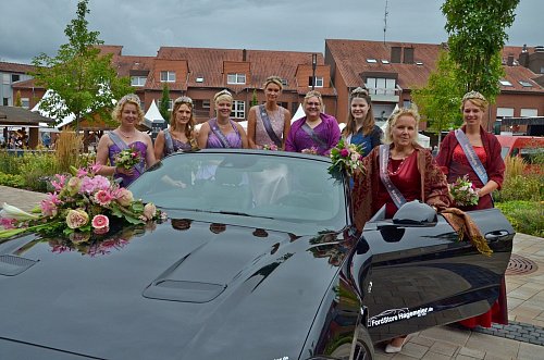 Verliehen dem 25. Heidefest zusätzlichen Glanz: Die Majestäten Silke (von links), Jessica, Sandra, Careen, Tina, Tanja, Kerstin und Teresa posieren am Heideköniginnen-Cabrio. - © Jonas Damme