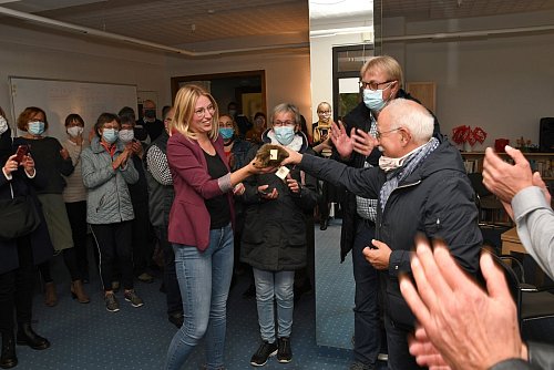 Wie könnte es anders sein: Mit einem Igel gratuliert Bürgermeister Klaus Besser seiner Nachfolgerin Sarah Süß. Eltern und Parteifreunde applaudieren. Fotos: Jonas Damme - © Jonas Damme