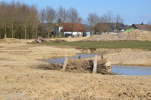 Weite Bögen, Verbauungen mit Altholz, Engstellen und Aufweitungen – das neue Bett des Bockhorster Baches bietet viel Abwechslung. Der derzeit noch nackte Boden soll sich rasch von selbst begrünen. - © Andreas Großpietsch