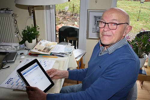 Die Daten schickt der Hobby-Meteorologe per Tablet an den Deutschen Wetterdienst in Offenbach. - © Rita Sprick, HK