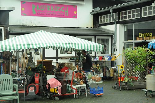 Trödel schon vor dem Eingang: Fahrräder, Gartenwerkzeuge und -möbel. Wer den Kaufrausch-Markt betritt, hat schon einen kleinen Flohmarkt passiert. - © Heiko Kaiser