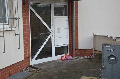 Kerzen und Blumen: Freunde und Nachbarn brachten damit ihre Trauer über den gewaltsamen Tod von Flory P. zum Ausdruck. Jetzt hat die Staatsanwaltschaft Bielefeld Anklage gegen den ehemaligen Lebensgefährtn der Toten erhoben. - © Andreas Großpietsch