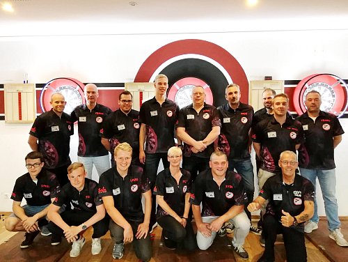 Große Mannschaftsstärke: Michael Bohnemeier (hinten, von links), Frank Uhlmann, Lars Ziepelmeyer, Lucas Guhe, Peter Lienig, Ingo Linneweber, Timo Offermann, Matthias Höppner, Frank Artkämper sowie vorne, von links: Daniel Malsam, Tobias Kramp, Louis Kleinebecker, Nicole Carter, Sven Hempel und Kevin Carter gehören zum Kader. - © HK