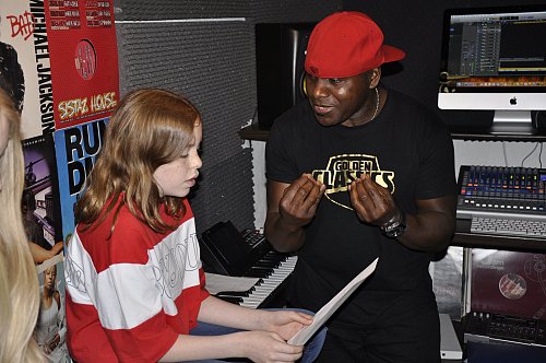 Tipps vom Profi: Dave Taye vermittelt Siebtklässlerin Lilly Keisinger, was beim Einsingen des eigenen Songs wichtig ist. - © Max Backhaus, HK