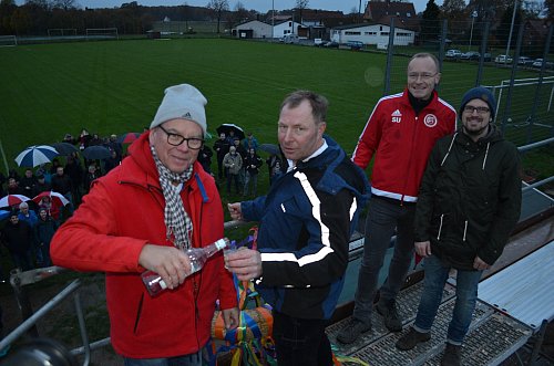 Wacholder auf dem Dach: Zum Richtfest stoßen Christian Mörke von der TG Hörste, Zimmerermeister Frank Sieker, Stefan Uthmann und Architekt Martin Hagemeyer an. - © Foto: Ekkehard Hufendiek