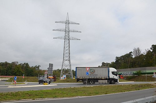 Halles neues Wahrzeichen, der Mast an der Autobahnauffahrt Alleestraße, zeigt, wohin die Reise geht, wen es kein Erdkabel in Pium gibt. - © Andreas Großpietsch