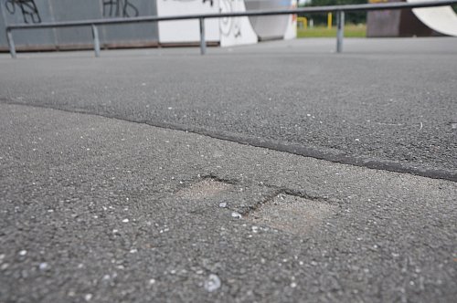Stolperfallen: Abdrücke alter Sportgeräte haben auf dem Asphalt gefährliche Spuren hinterlassen. - © Uwe Pollmeier