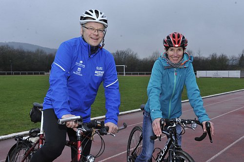 Hoffen auf viele Teilnehmer: Anne Albersmann und Hubert Kaiser leiten den zweiten Triathlon-Workshop des LC. - © Foto: Philipp Kreutzer