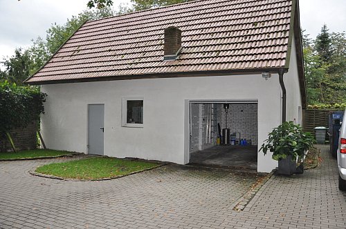 Dieses zurzeit als Garage genutzte Gebäude soll zum Wohnhaus für die Tochter umgebaut werden. Eigentlich unproblematisch - doch die Idee einer Erweiterung sorgt für Ärger. - © Sonja Faulhaber