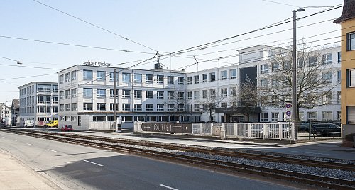 Blusen und Hemden finden Kunden auf dem Seidenstickergelände an der Herforder Straße. - © Stefan Becker