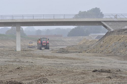 Unter vielen Brücken muss du fahren: Überspannt von den zahlreichen Bauwerken bahnen sich die Trasse und die zahlreichen Baufahrzeuge ihren Weg. - © Foto: Marc Uthmann