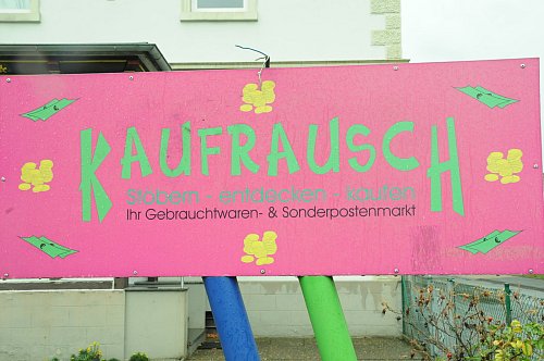 Grün auf Magenta: So farbenfroh wie das Firmenschild, so bunt ist auch das Angebot im Kaufrausch. - © Heiko Kaiser