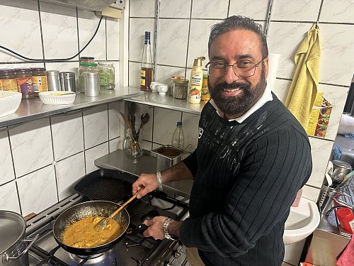 Bakhshish Singh lebt seit 2005 in Halle. Die Zubereitung von indischen Spezialitäten ist Chefsache. - © Heiko Kaiser