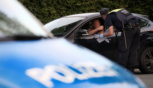Autofahrer, die den Bereich in Verl-Sürenheide verlassen oder befahren wollten, wurden gestoppt.  - © Patrick Menzel
