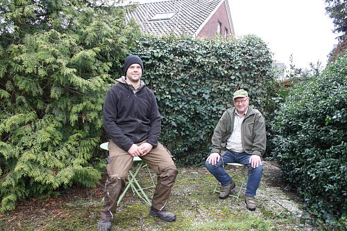 Jagdpächter und Jäger Tim Bißmeier (links) stimmt sich mit dem Hegeringsleiter Tassilo Marowsky über die Bejagung der Nutrias am Aabach ab. - © Rita Sprick