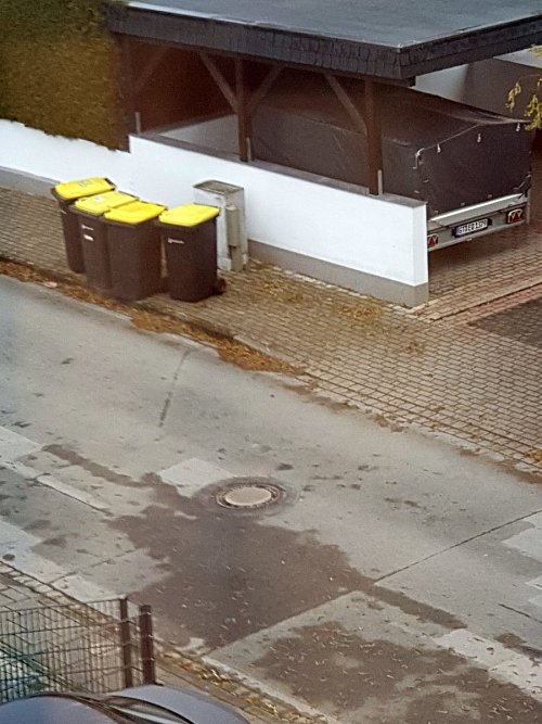 Nach der Leerung stehen die Tonnen am Dr.-Georg-Schäfer-Ring quer über den Gehweg verteilt. - © Markus Roscher