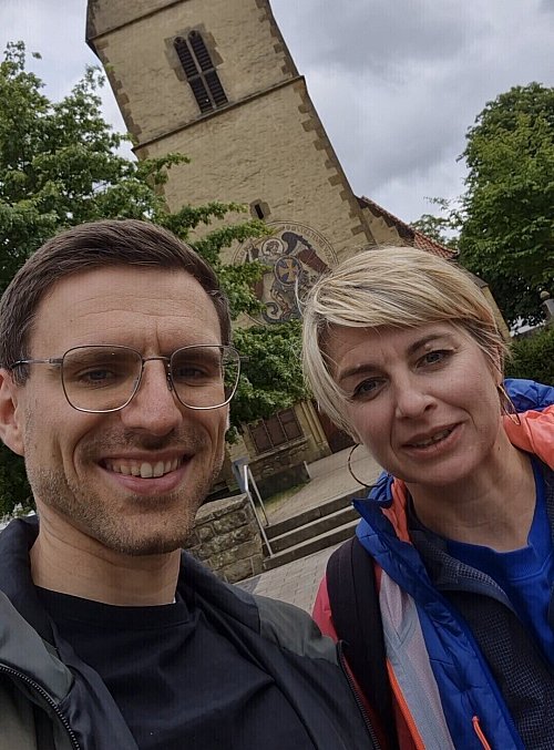 Pfarrer Marcel Friesen zeigt Sabine Heinrich die Steinhagener Dorfkirche. - © Marcel Friesen