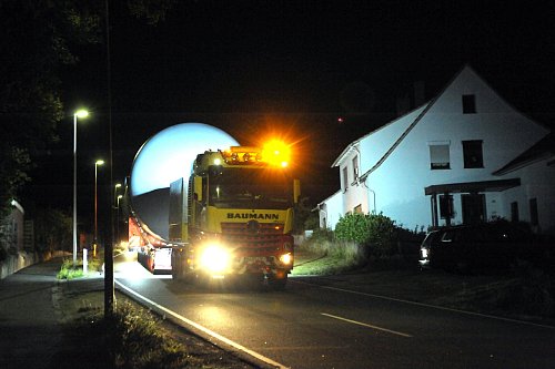 Kritischer Bereich: Der erste Transporter hat die Stelle passiert, an der im April das schwere Unglück passiert ist und der Fahrer seine tonnenschwere Last in den Graben gelenkt hatte. Hätte er es nicht getan, wäre er womöglich in das Wohnhaus gefahren. - © Anja Hanneforth