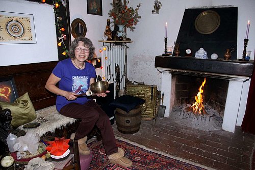 Pure Gemütlichkeit: Heilkräuter-Expertin Ulrike Sprick genießt die Wärme am offenen Kamin. - © Edwin Rekate