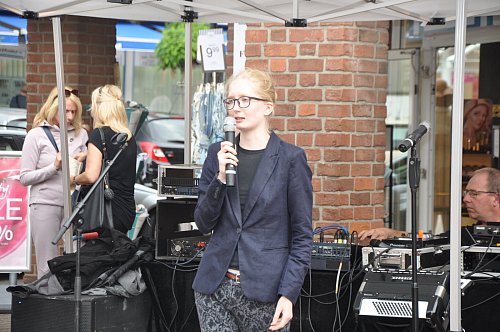 Programm für die Jüngeren: Die Versmolderin Emily Lüpker slammte mutig auf dem Marktplatz. - © Silke Derkum-Homburg, HK