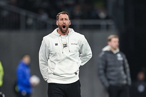 Arminia Bielefelds Trainer Mitch Kniat peitschte sein Team auch in Darmstadt nach vorne. - © Teresa Kroeger/RHR-FOTO