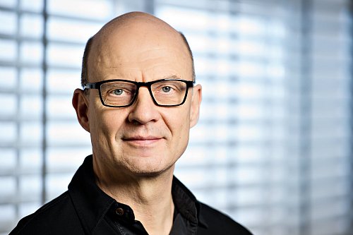 Mann mit der Kamera: Fotograf und Filmemacher Uwe Nölke ist deutschlandweit unterwegs. - © Uwe Noelke MENSCHENfotografie