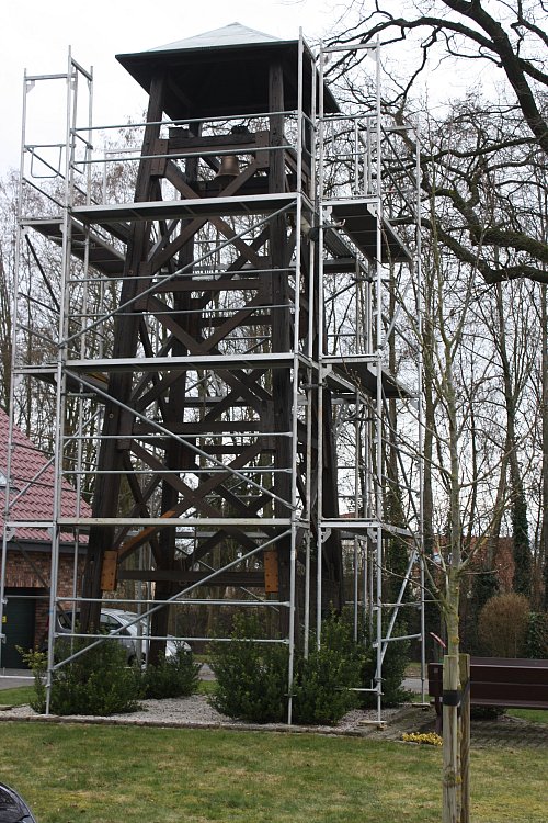 Noch ist das Oesterweger Wahrzeichen umgeben von einem Gerüst. Nach der Restaurierung des Glockenturmes und der Bitt-und Brandglocke wird es wieder abgebaut. - © Rita Sprick