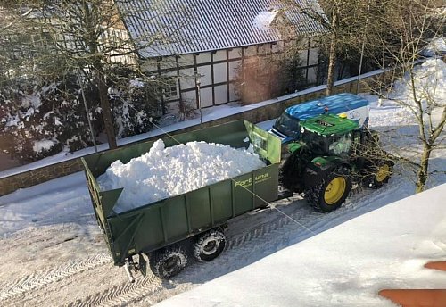 Viele Anhänger voll Schnee wurden an den Stadtrand gefahren, wo jetzt tolle Spielmöglichkeiten zu finden sind. - © Kristine König