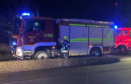 In der Nacht von Mittwoch auf Donnerstag rückte die Feuerwehr zu einem vermeintlichen Brand in der Industriestraße in Borgholzhausen aus. - © Feuerwehr Borgholzhausen