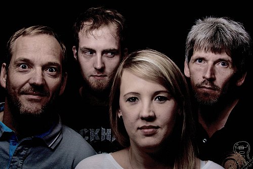 Die Band "Frau Jana und die Anderen" spielt am dritten Advent auf den Sternchenmarkt in Brockhagen. - © Frau Jana und die Anderen