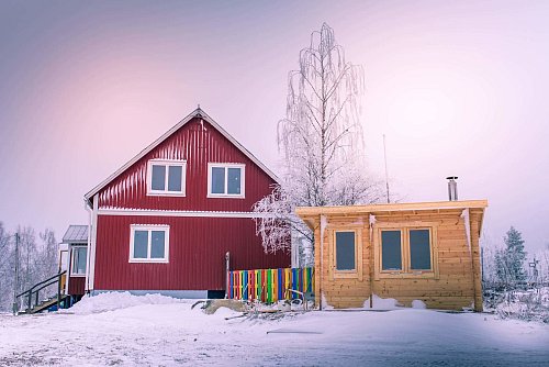 Wie im Bilderbuch und typisch skandinavisch: Das rote Holzhaus von Katharina und Johanna steht in einem 16-Einwohner-Dorf der Gemeinde Överkalix, direkt am großen Miekojärvi-See. - © Katharina Koch-Hartke