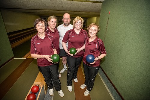 Damen und Herren trainieren gemeinsam: Christa Diekmann (von links), Sabrina Seggelmann, Dieter Renner, Ramona Pomberg und Marianne Kampwerth haben immer mittwochs ab 16.30 Uhr ihre gemeinsame Trainingszeit. - © Florian Gontek