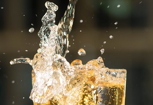 Da im Produktionsprozess Hefe in die Apfelschorle der Marke „Gut & Günstig“ gelangt ist, kann es dazu kommen, dass sich die Flasche aufbläht und explodiert. - © dpa